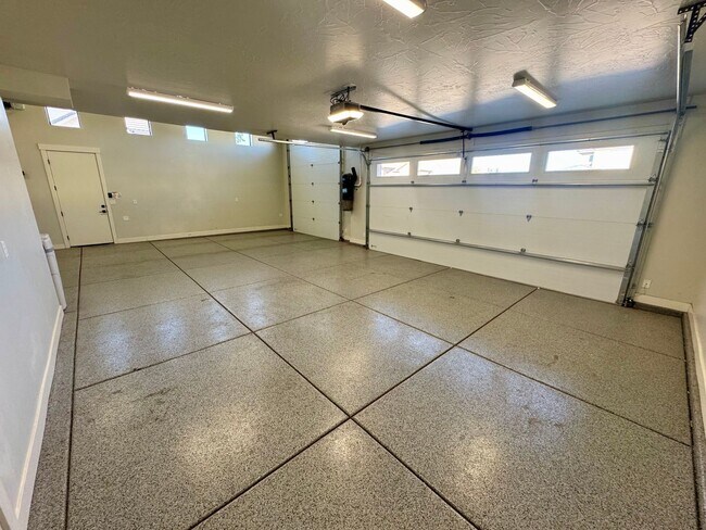 Building Photo - Beautiful Modern 5 Bedroom Furnished Home!!