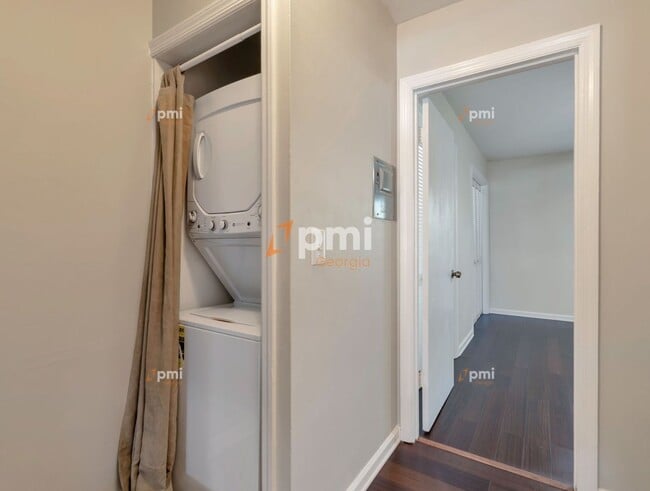 Building Photo - 3083 Colonial Way