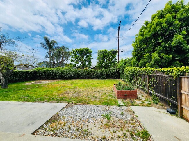 Building Photo - Newly Remodeled 3-Bedroom, 2-Bathroom Home for Rent – Los Alamitos
