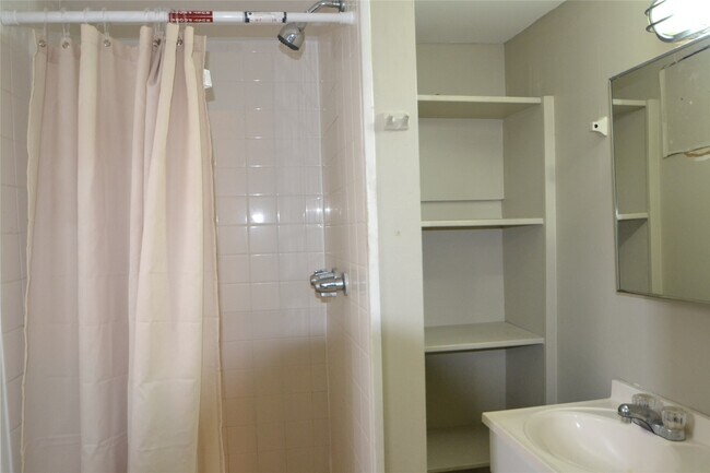 Building Photo - 211 Drew St