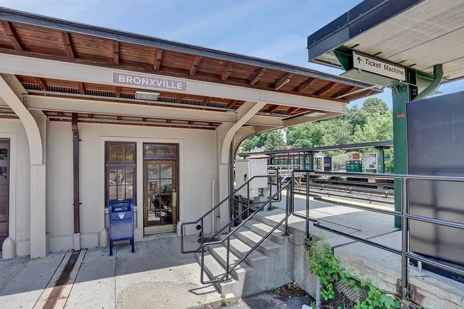 Building Photo - 9 Bronxville Ln