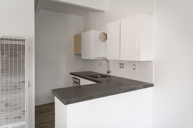 Building Photo - Charming Sunny Pacific Grove Duplex - Available early June