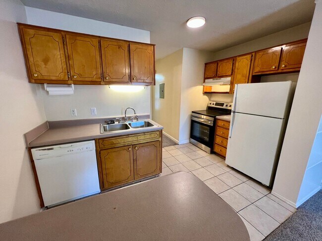 Building Photo - 1BR 1BA Ground Level Apt., Free Water!
