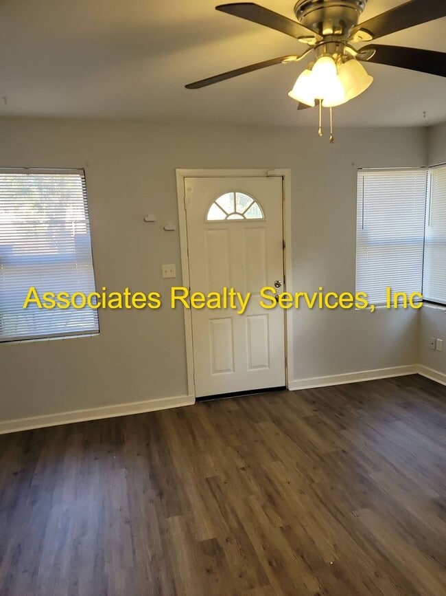 Building Photo - Spacious 3BR/2BA Home on a Quiet Corner Lot!