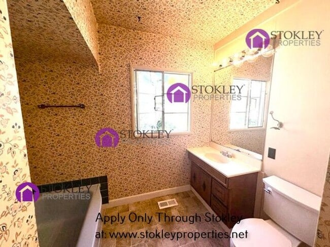 Building Photo - 2234 Oakvale Rd