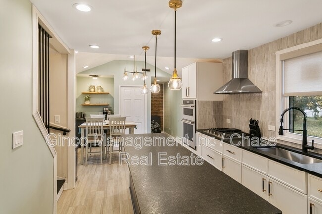 Building Photo - 635 E Prairie Ave