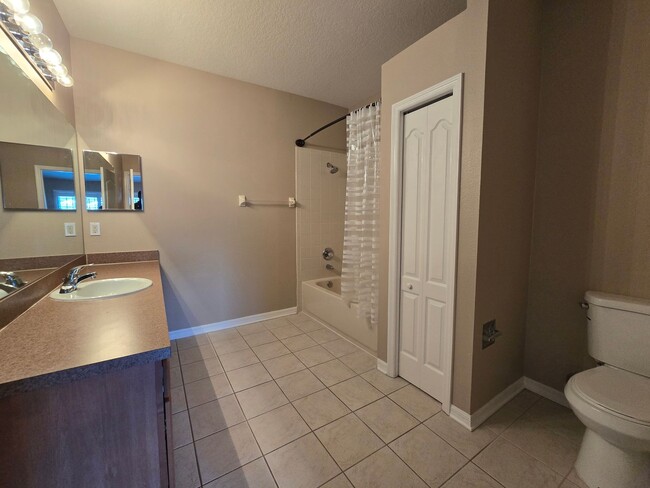 Building Photo - Great Town Home in Gated Community with Po...