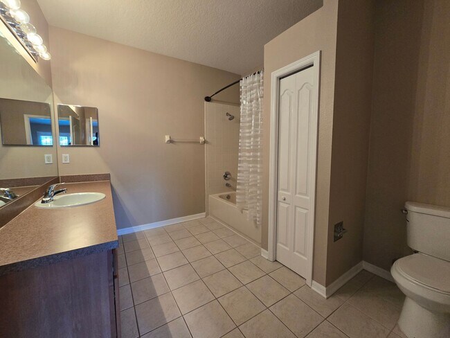 Building Photo - Great Town Home in Gated Community with Pool and Pond View