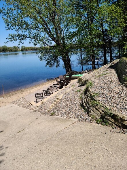 Building Photo - 28660 W Lake Dr