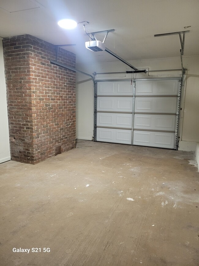 Building Photo - 214 Lakeshire Dr