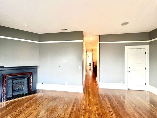 Building Photo - Welcome to North Beach! Premier 1 bed/ 2 B...