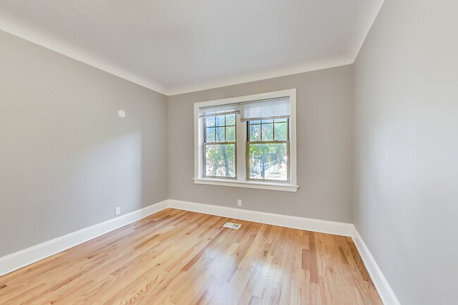 Building Photo - 932 Pleasant St