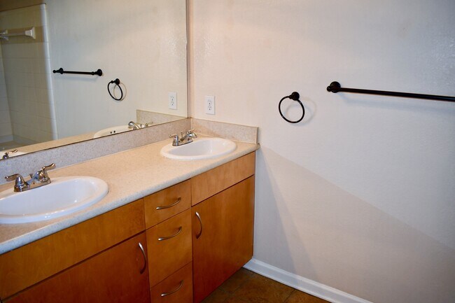 Building Photo - Gardens of Bridgehampton - 3 Bed - 3 Bath - Hardwood Laminate Floors