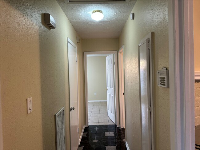 Building Photo - 11511 Misty Glen Ln