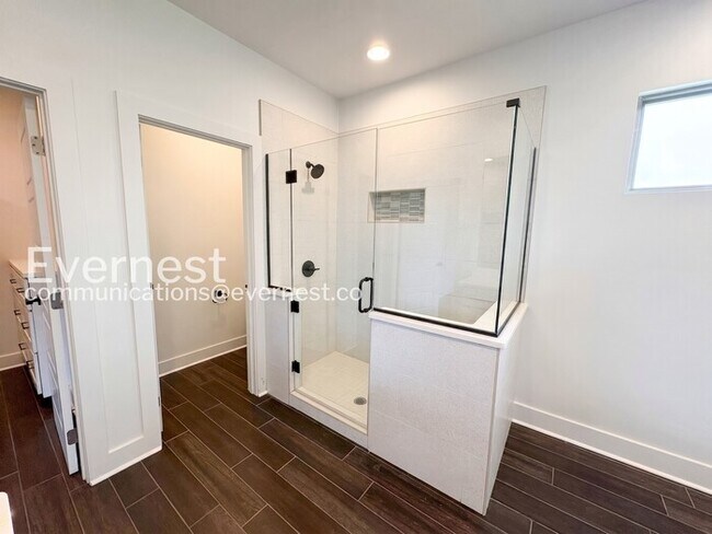 Building Photo - 3 Bed, 2 Bath Home with Fenced Yard & Garage / Available Now!