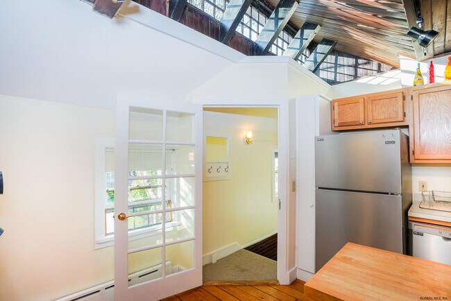 Building Photo - 10 Carriage House Ln