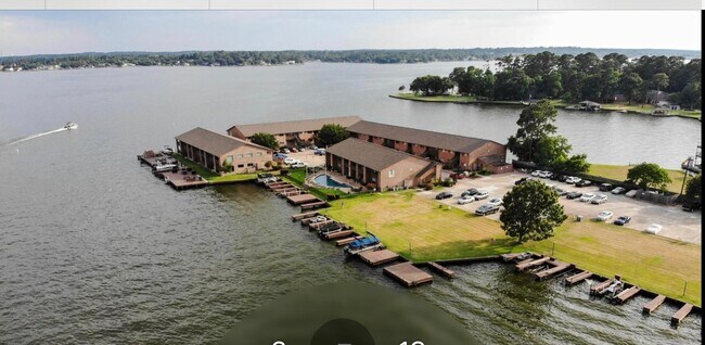 Building Photo - 801 River Rd