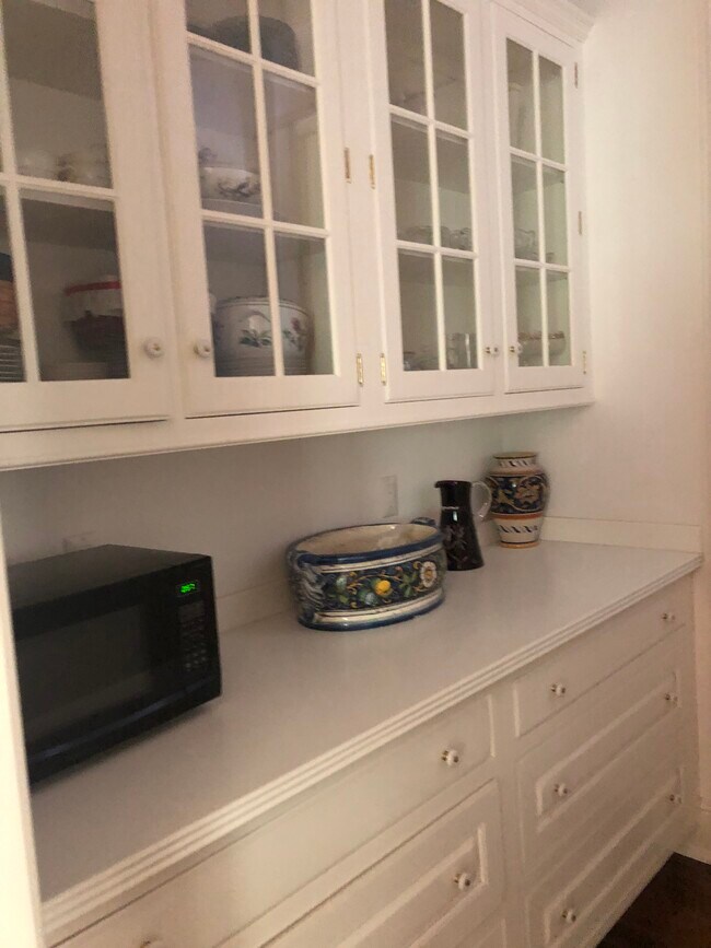 Butler Pantry - 1 Hurlingham Club Rd
