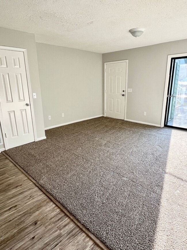 Building Photo - Cozy 1 Bedroom/1 Bath condo in Garden City...