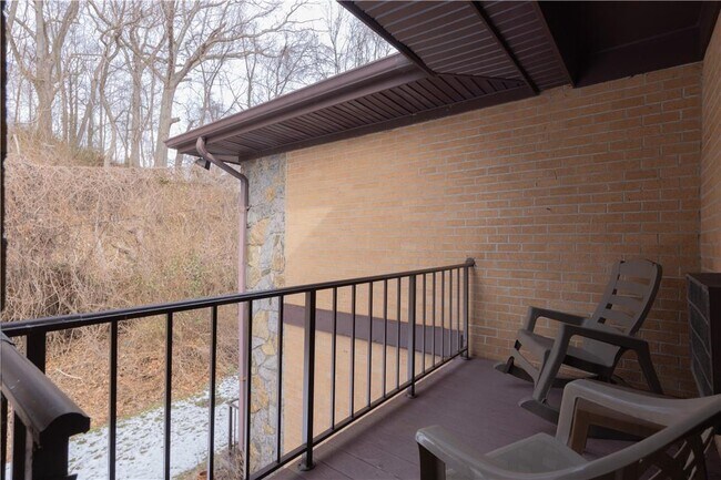 Building Photo - 8 E Lawrence Park Dr