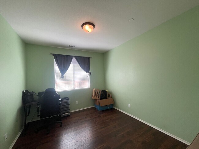 Building Photo - Rosamond 4 Bedroom + 2.5 Bathroom
