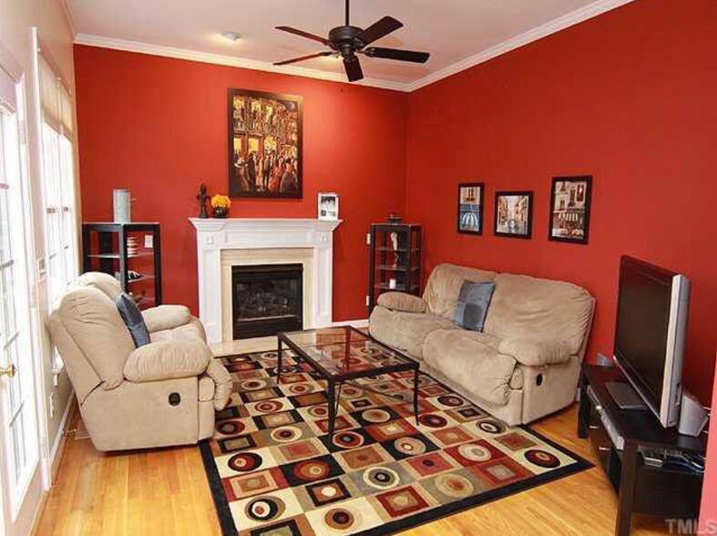 Family room (gas fireplace) - 101 Caymus Ct