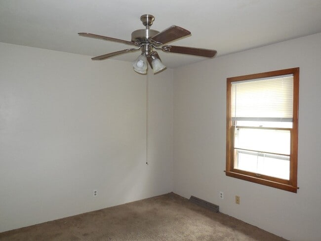 Building Photo - 2 Bedroom Home in Edwardsville!  Great Woo...