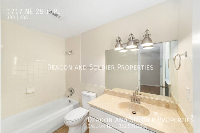 Building Photo - 1717 NE 28th Pl