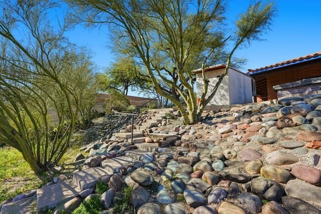 Building Photo - 770 N Lazy J Wy