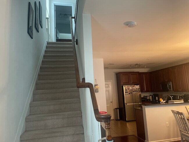 Building Photo - 265 Custer Ave