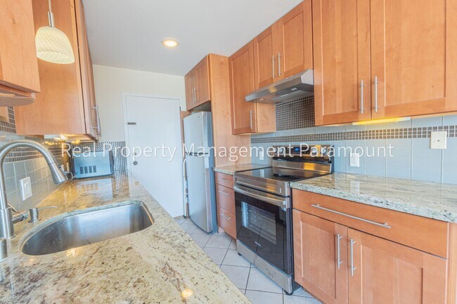 Building Photo - Beautiful One Bedroom Apartment in Los Ang...