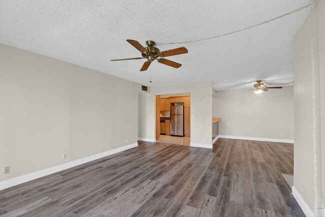 Building Photo - 1013 Green Pine Blvd