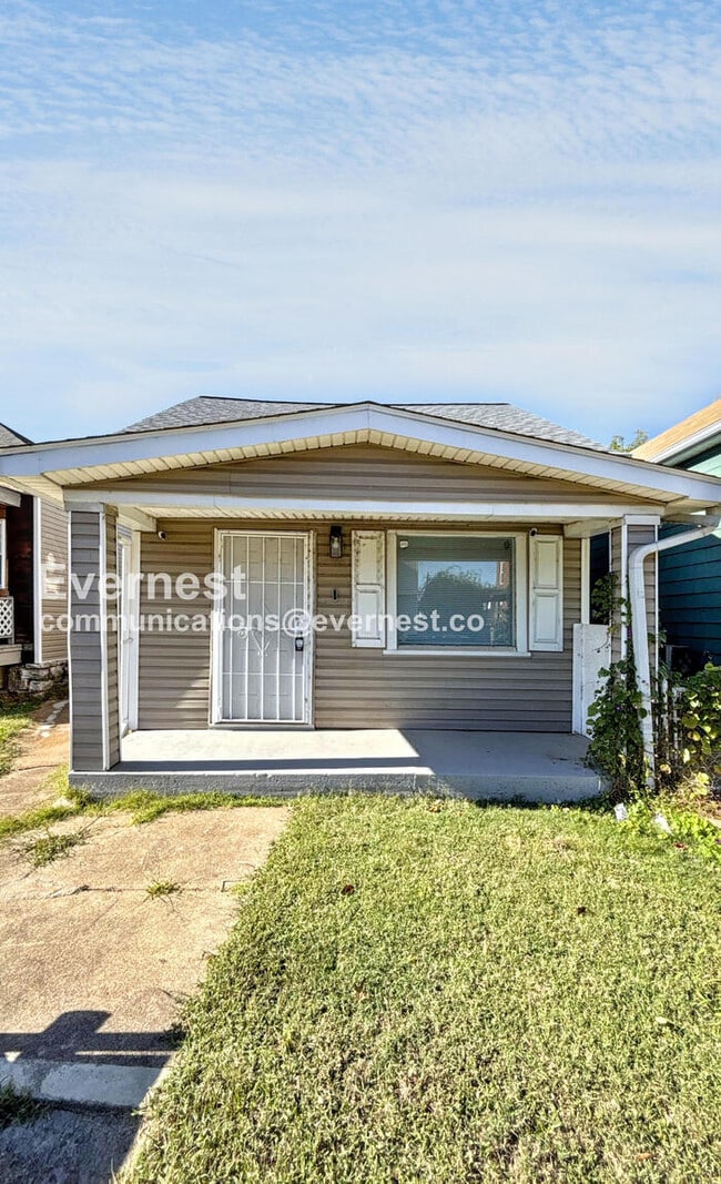 Building Photo - 3 Bed/2 Bath Home with Fenced Yard / Available Now!