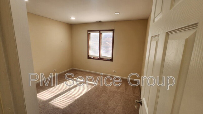 Building Photo - 985 West Ct