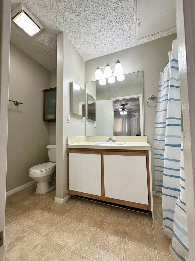 Building Photo - Gated 1 bedroom condo with washer and dryer