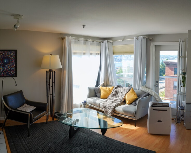 Living Room - 530 Melrose Ave E