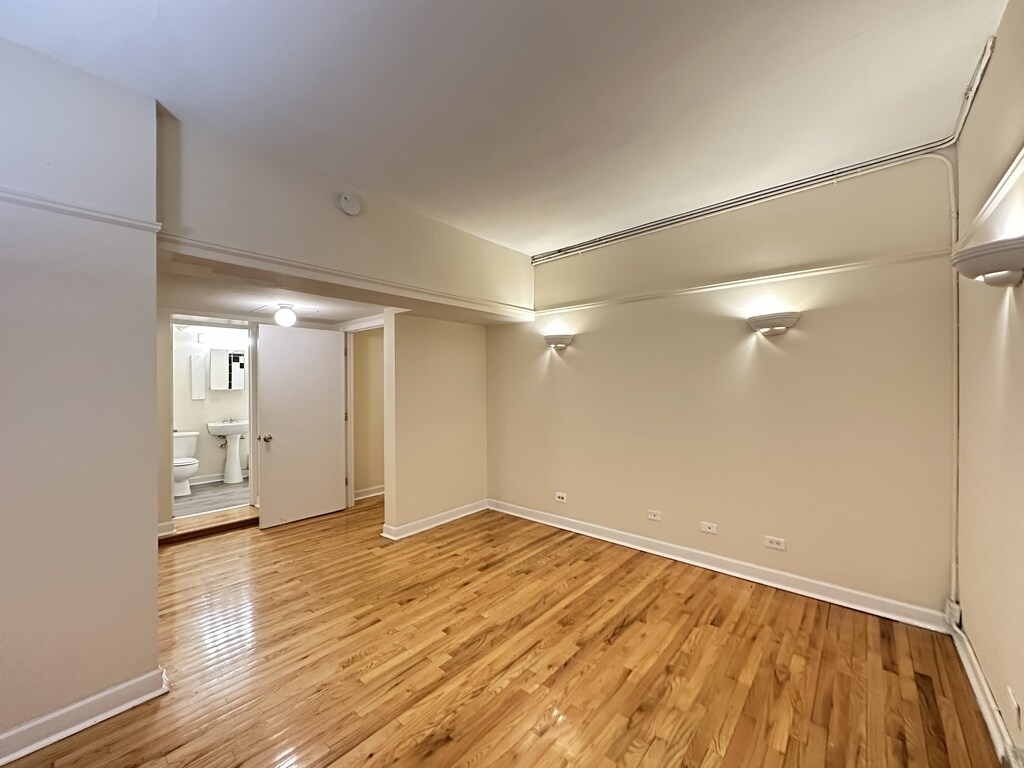 Building Photo - 3509 N Sheffield Ave