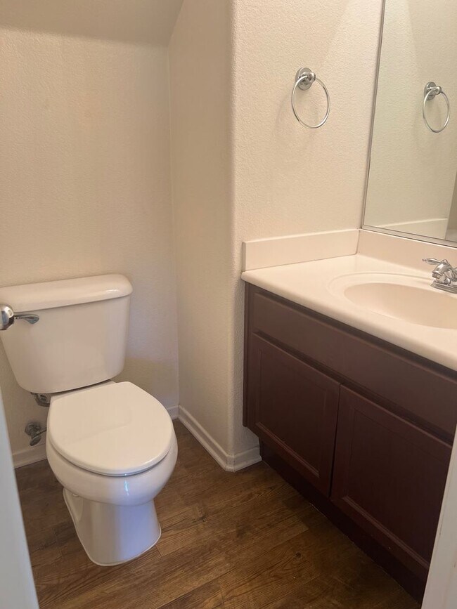 Building Photo - Wonderful Eastlake Townhome, 3 bedroom, 2....