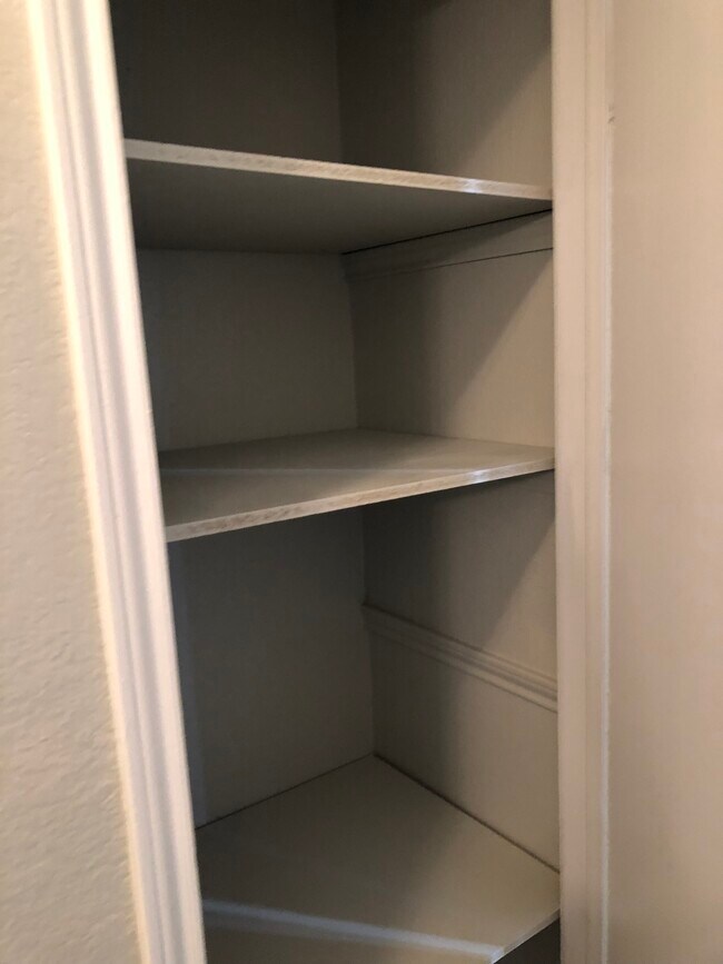 Building Photo - 909 NW Summercrest Blvd