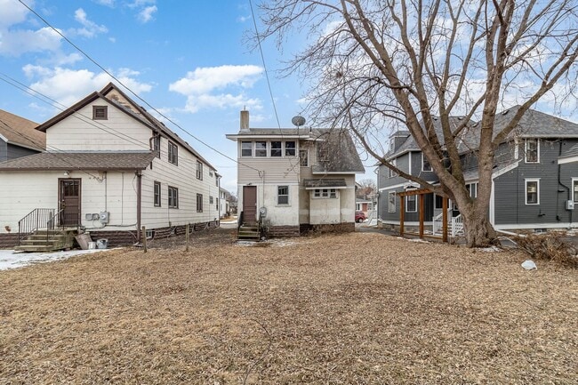 Building Photo - 3 Bed | 1 Bath in Heart of St. Paul