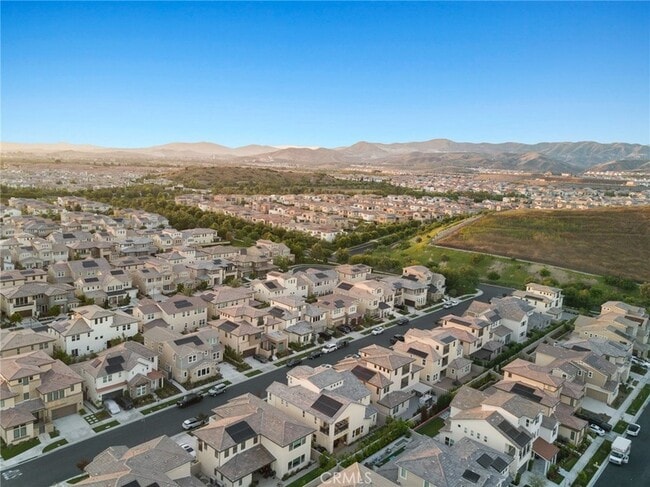 Building Photo - 70 Ray