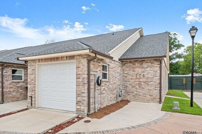 Building Photo - 306 St Thomas Ln