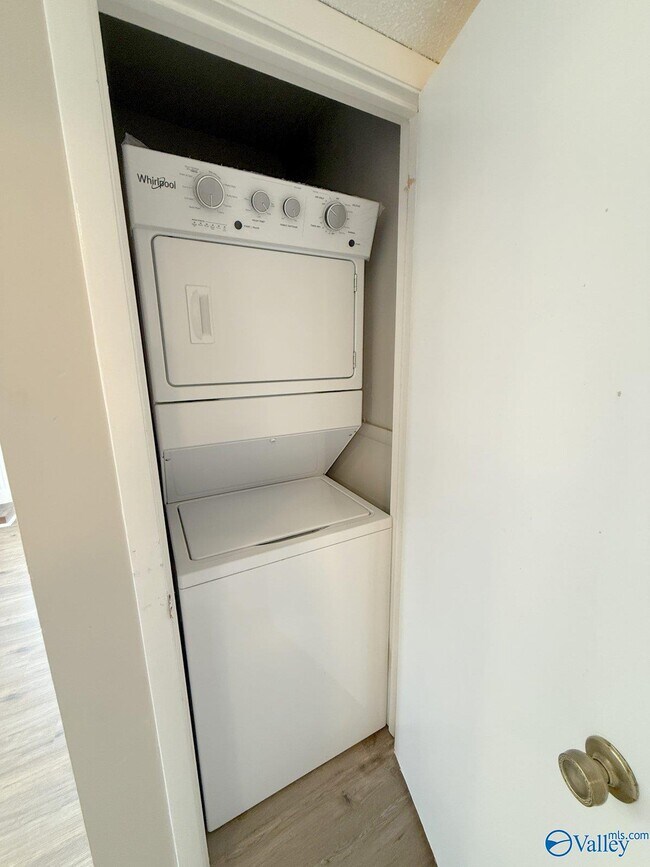 Building Photo - 2700 Lantern Walk SE