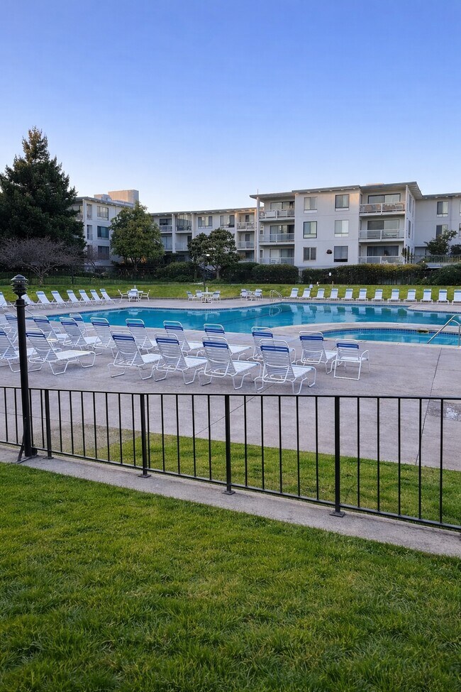 Building Photo - 4 Commodore Dr