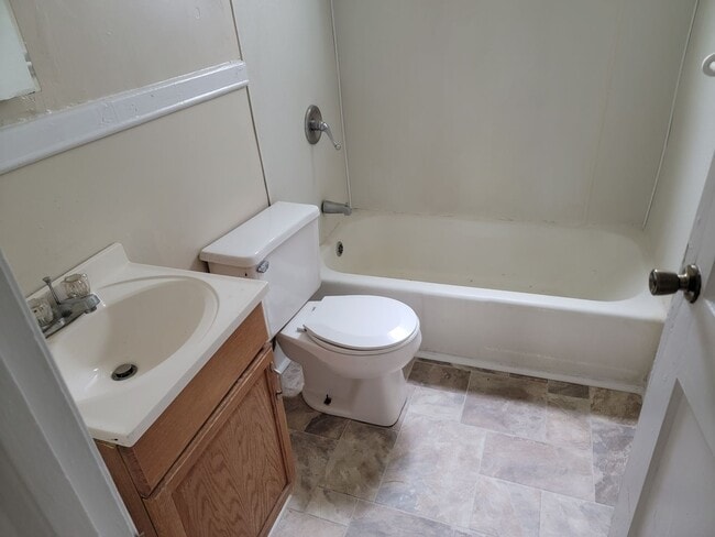 Building Photo - 1028 Willowbrook Dr