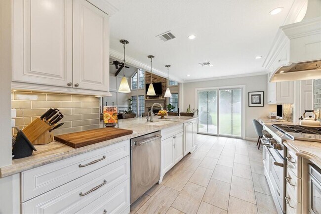 Building Photo - 6503 Hickorycrest Dr