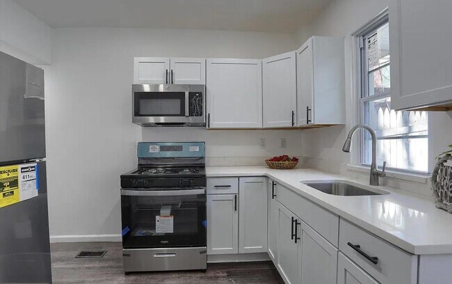 Building Photo - 455 Crescent St