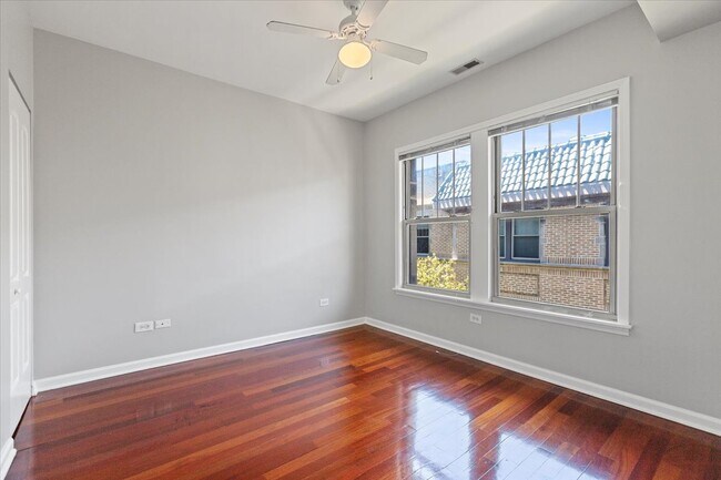 Primary Photo - 1360 W Greenleaf Ave