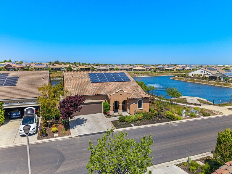 Building Photo - 377 Silver Ridge Dr