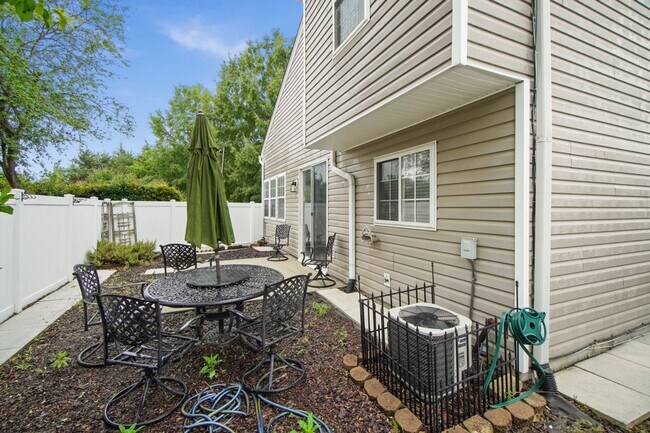 Building Photo - Located in Highland Creek